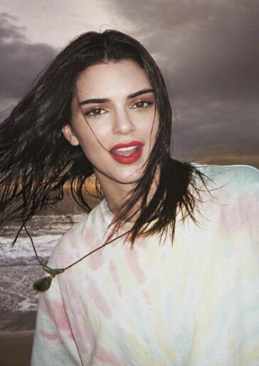 肯豆Kendall Jenner海滩度假封面